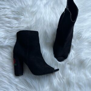 Black Saude Rose Embroidered Peep Toed Heel Size 7 1/2